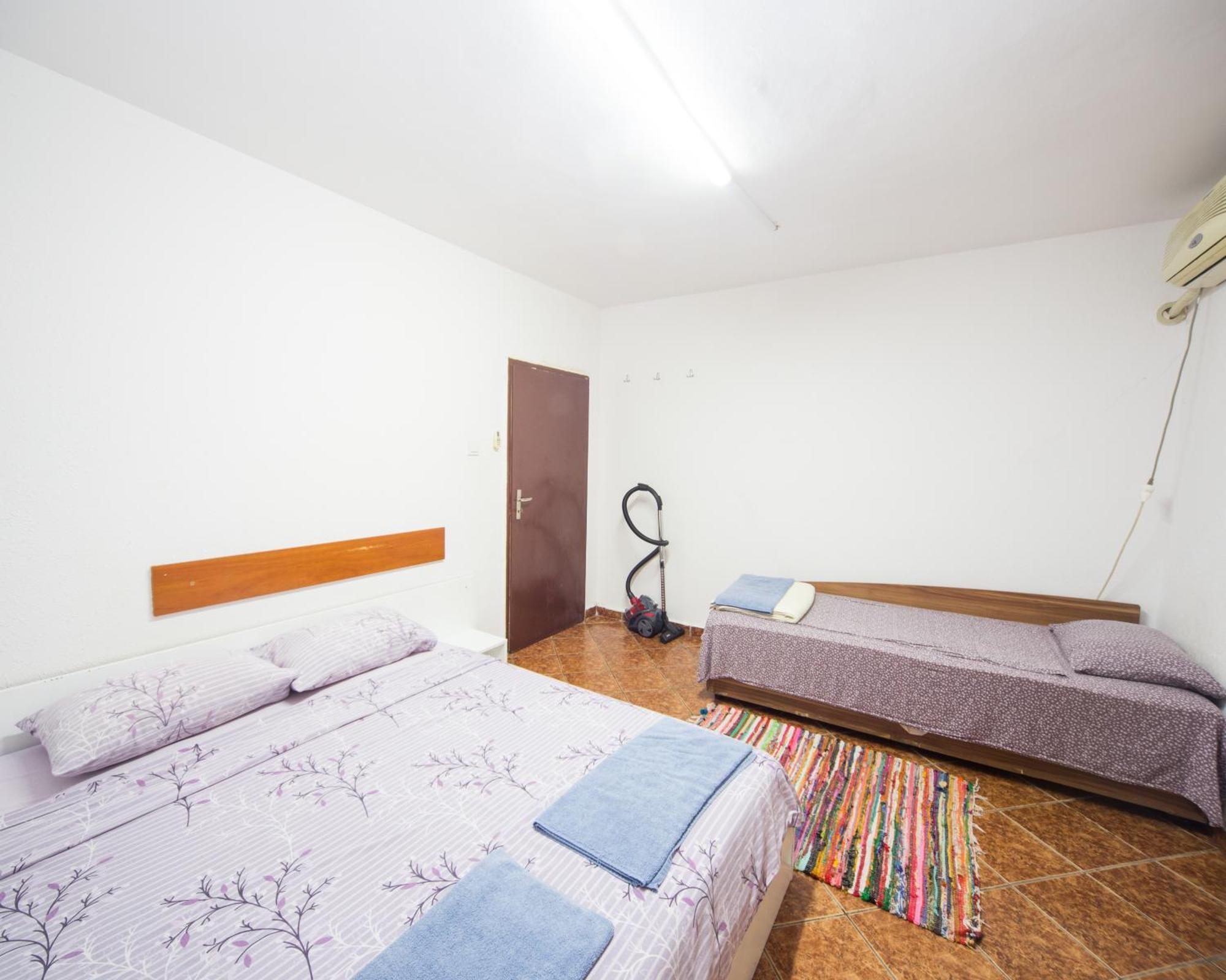 Center - Basic Flat - 10 Min To The Beach Lägenhet Burgas Exteriör bild